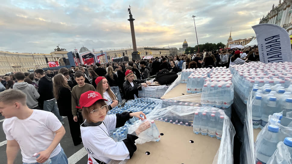 Бесплатная вода для выпускников на Дворцовой площади.📷Фото: Полина Пучкова / Коммерсантъ