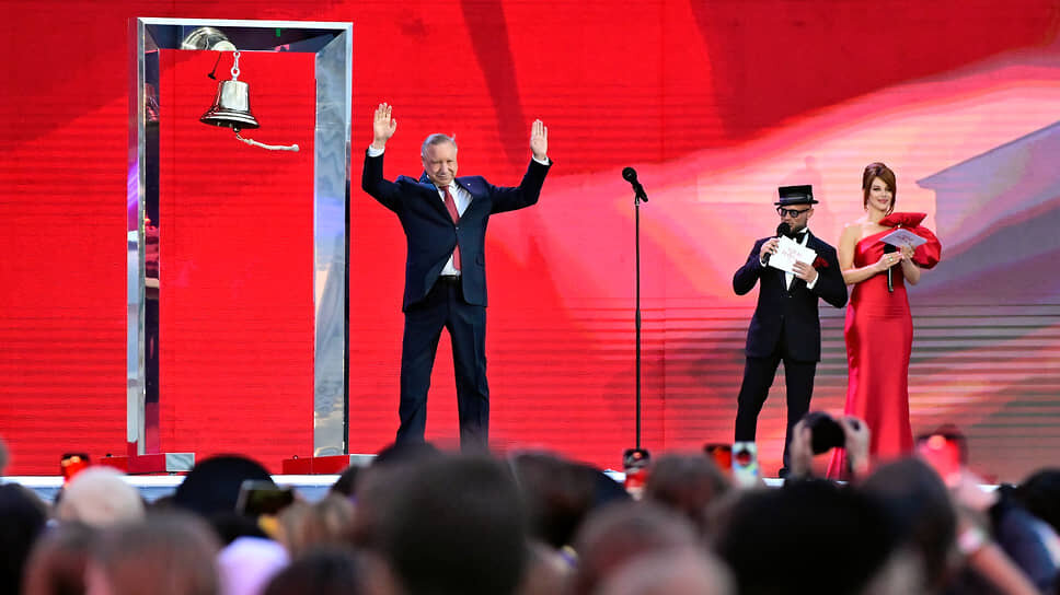 Слева направо: губернатор Санкт-Петербурга Александр Беглов, телеведущий Дмитрий Хрусталев и актриса дубляжа Дарья Блохина во время выступления перед выпускниками.📷Фото: Алексей Смагин / Коммерсантъ