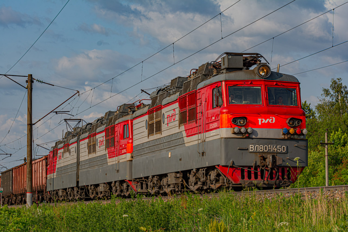 Электровоз ВЛ80С-1450 с грузовым поездом. Перегон Кривозеровка - Ардым. Пензенская область, июнь 2025 года.