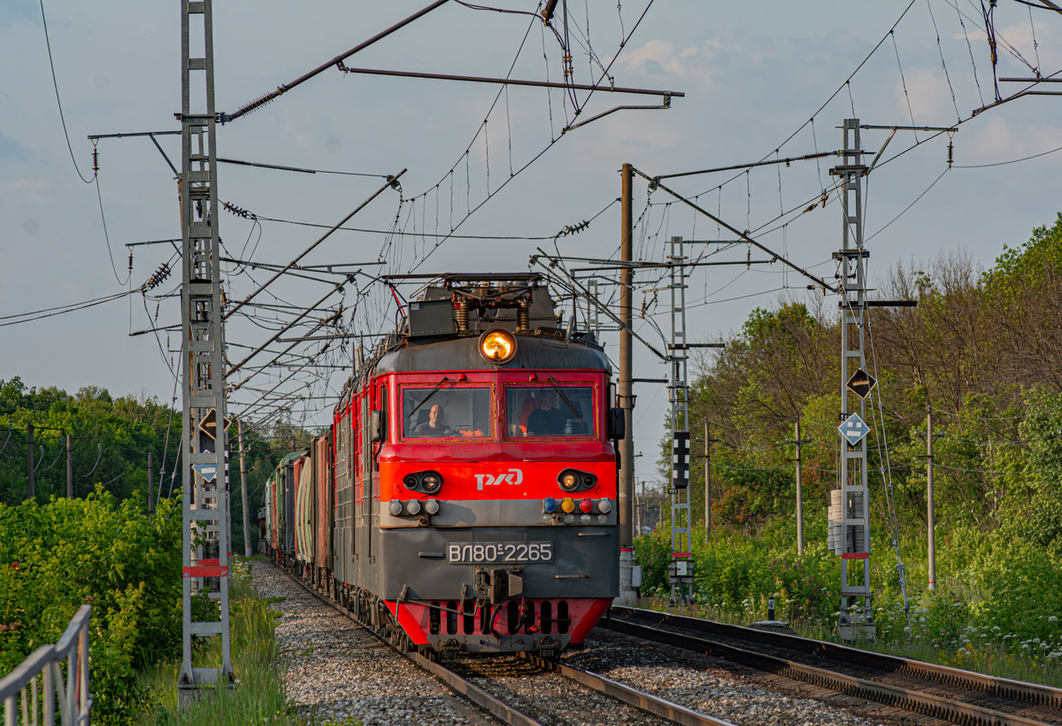 Электровоз ВЛ80С-2265 с грузовым поездом, следует по перегону Кривозеровка - Ардым. Июнь 2025 года.