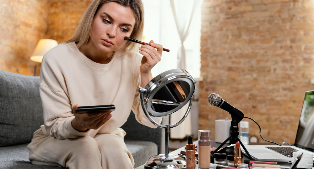 Как сделать макияж стойким на весь день: советы визажистов и секреты идеального образа