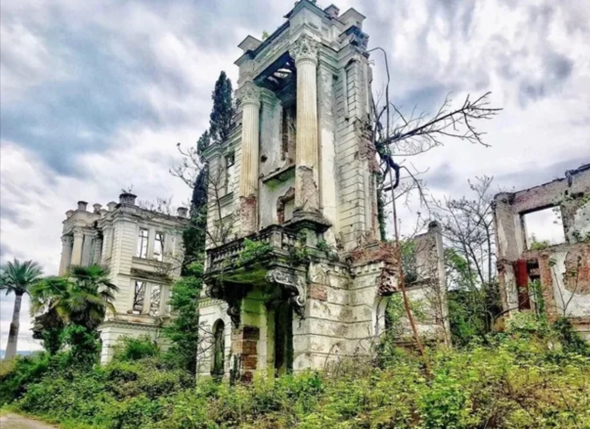 Самые сильные впечатления остались с тех пор о множестве заброшенных старых и не очень зданий. Прошло 20 лет, а изменилось в этом плане что мало. Фото из сети