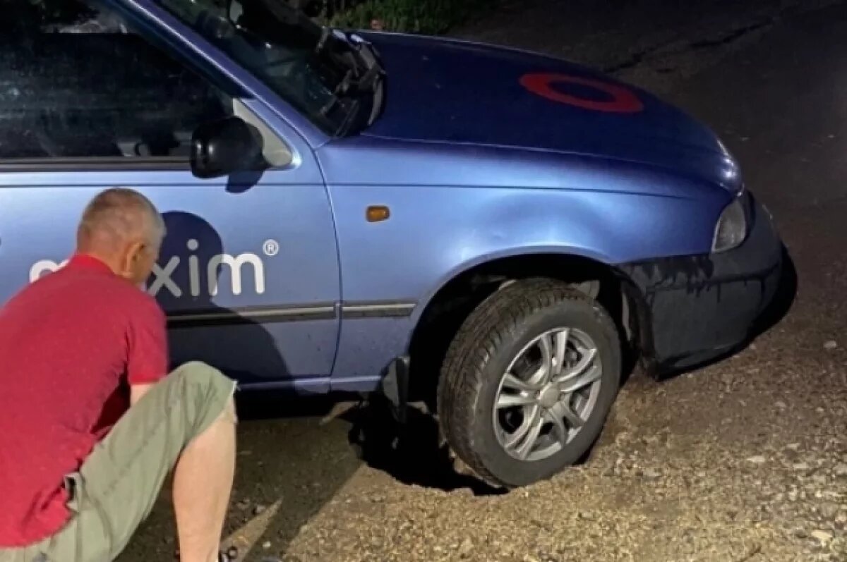    В Магнитогорске такси провалилось в колодец на дороге