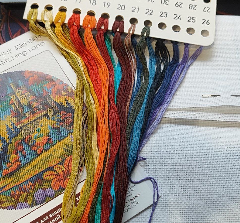 В этом наборе от Мира вышивки в этот раз мне попались мерцающие ниточки) В "Лунной обители" были матовые.