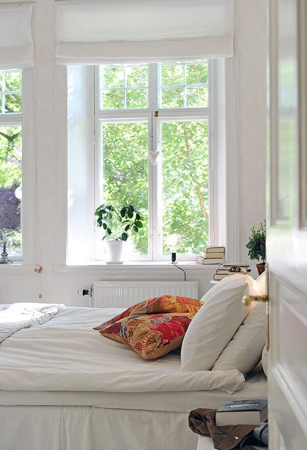 Дневной свет из окна очень важен. Он оказывает позитивное воздействие на психологическое и физическое состояние человека, 