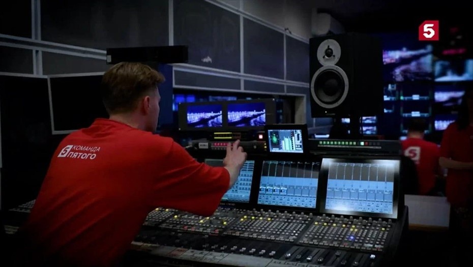    Работа студии Пятого канала во время трансляции праздника "Алые паруса-2025" Автор фото: Пресс-служба Пятого канала.