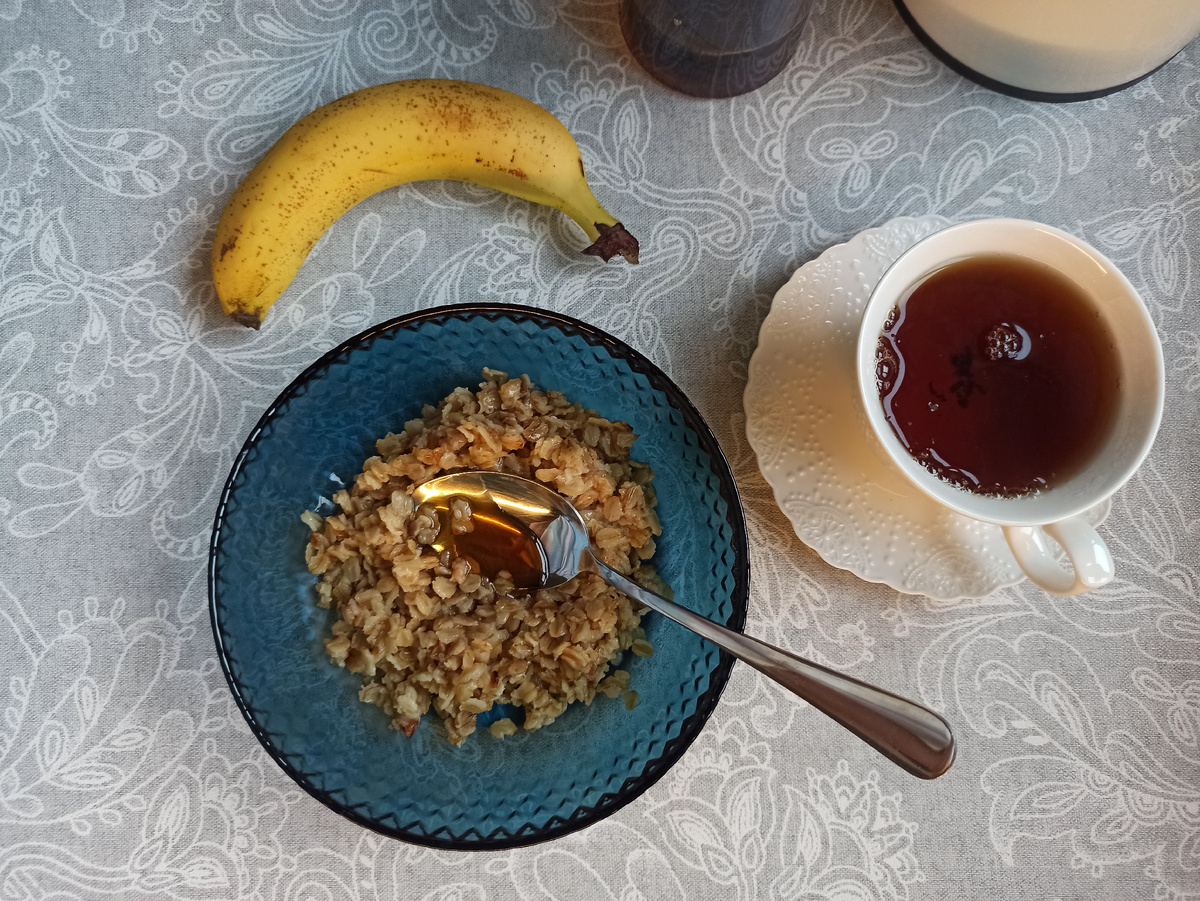 Мой завтрак в новом доме – "жареная" овсянка на воде с растительным маслом и медом, банан и крепкий чай.