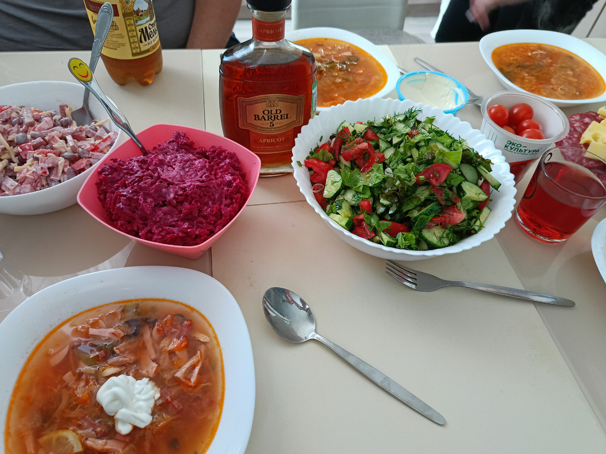 В тарелках у нас солянка, я положила сметанки