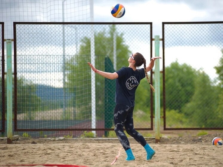     Первенство по пляжному волейболу в Никеле посвятили памяти участника СВО. Фото: оперштаб Мурманской области.