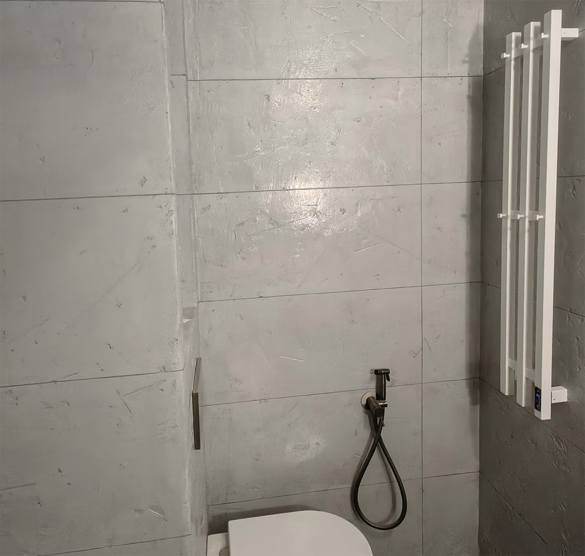 Вертикальный электрический полотенцесушитель в совмещённом санузле