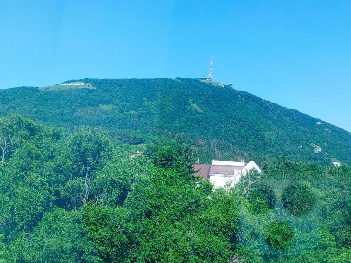 Вид на гору Машук с моего окна в отеле.