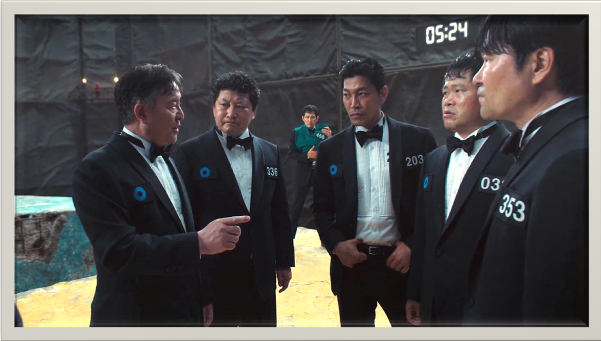 Ки Хун с малышкой позади этих "добрых людей", обсуждающих явно что-то "доброе".