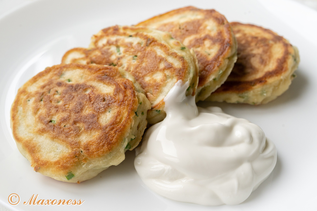 Пикантные оладьи с сыром чеддер и зеленым луком