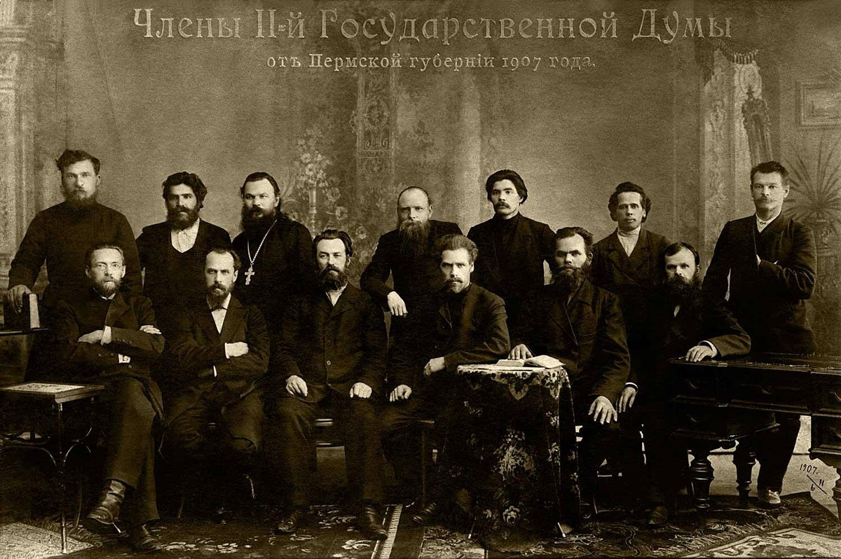 Депутаты II Государственной Думы 1907 года. Гаврила Иванович Кабаков в первом ряду второй справа