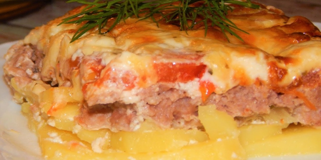 Картофельная запеканка с фаршем и помидорами: сытное блюдо для всей семьи