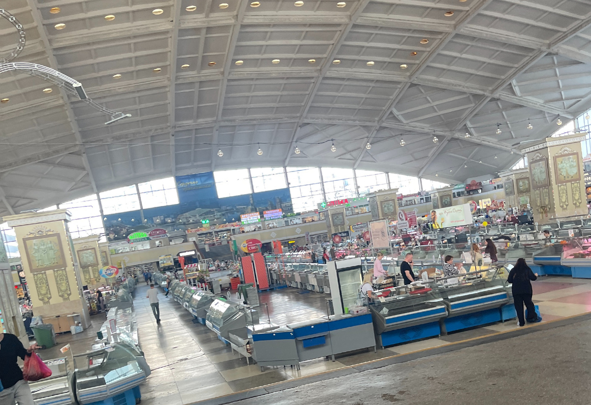 Час до закрытия, а продавцы на "Комаровке" куда-то разбежались