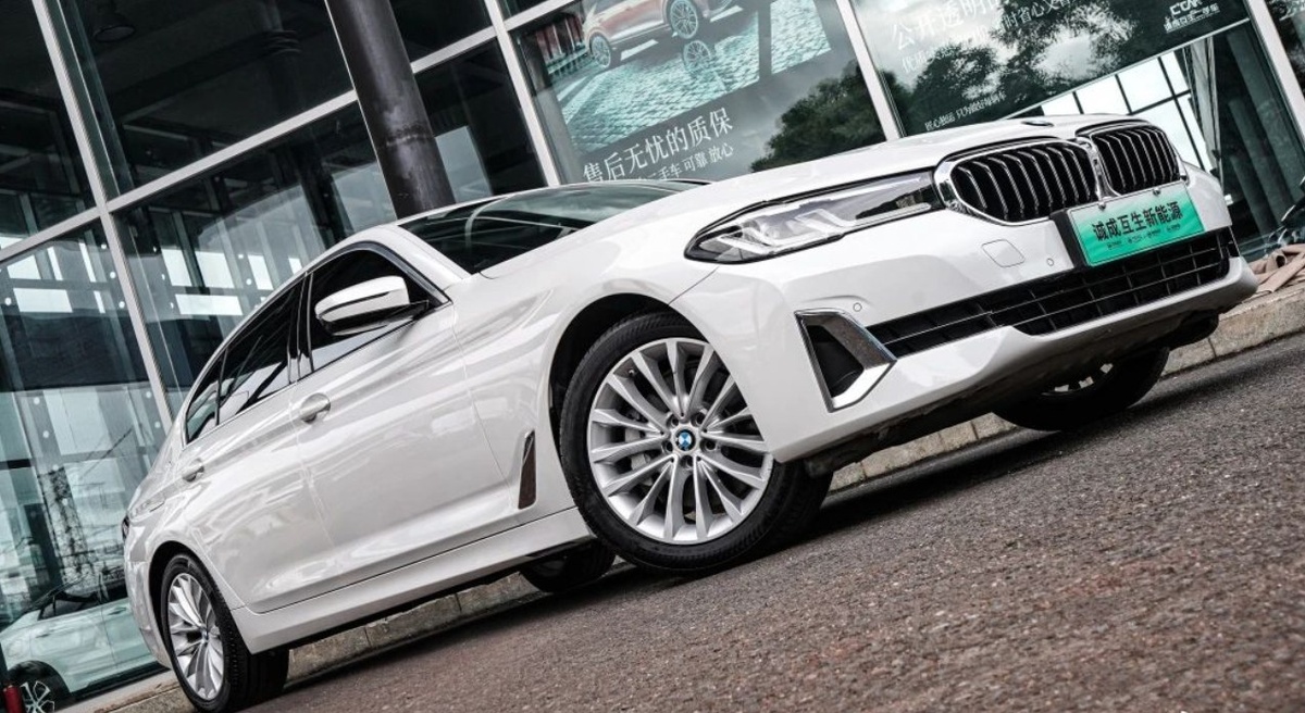 Автомобиль сочетает в себе спортивный стиль, бизнес класс и комфорт!
Элегантный внешний вид, динамичный, мощный мотор, богатая комплектация -
это придаёт уверенность при выборе автомобиля.
BMW 535Le New Energy
