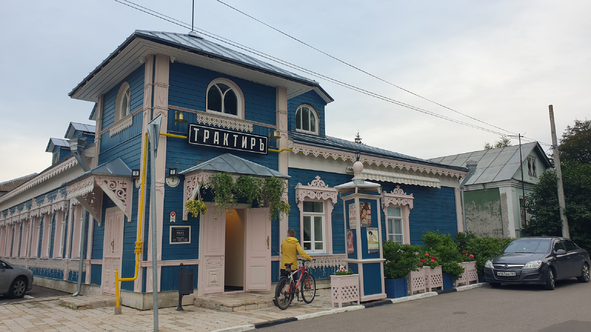 В этом трактире модно услышать живую музыку и вкусить удивительно вкусную еду