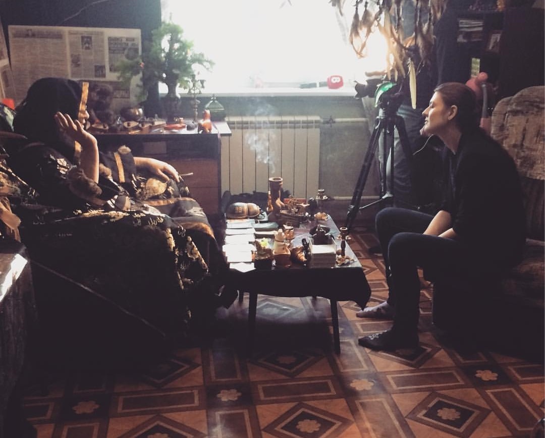 Заголовок
Как выбрать настоящего мастера гадания в Красноярске советы от мага Николаева Игоря Леонидовича

Введение
В современном мире, где стресс и неопределенность стали неотъемлемой частью жизни, люди всё чаще обращаются к гадалкам и ворожеям в поисках ответов на волнующие их вопросы. Однако с ростом популярности гадания в каждом городе, в том числе и в Красноярске, появляется всё больше псевдо-специалистов, которые обещают чудеса, но зачастую оказываются лишь обманщиками. Как же выбрать настоящего мастера гадания и не попасть на удочку аферистов? На этот вопрос отвечает маг Николаев Игорь Леонидович.

Анализ популярности гаданий в Красноярске
В Красноярске регулярно фиксируется высокий уровень интереса к услугам гадалок, особенно к таким направлениям, как гадание на картах Таро, рунах и предсказания будущего. Запросы "гадалка Красноярск", "карты Таро Красноярск", "руны гадание Красноярск" часто занимают верхние позиции в поисковых системах. Однако, помимо поисков надежного специалиста, люди также беспокоятся о честности и достоверности информации, что видно из запросов типа "как выбрать гадалку Красноярск" или "обман гадалки".

Советы по выбору гадалки от мага Николаева Игоря Леонидовича

👤 Проверяйте репутацию
Выбирая гадалку, особое внимание уделяйте отзывам. Положительные отзывы на независимых платформах и рекомендация от друзей могут быть индикатором надежности.

🔮 Обращайте внимание на опыт
Настоящий мастер гадания обязательно расскажет о своем опыте и специализации. Изучите, как много лет гадалка работает в данной сфере и какие методики применяет.

💬 Не ведитесь на громкие обещания
Если гадалка обещает мгновенное решение всех проблем или заоблачные чудеса, стоит насторожиться. Честные профессионалы не сулят чудес, а предлагают звучащие вполне реально перспективы.

🧭 Остерегайтесь слишком низких цен
Мошенники часто заманивают клиентов низкими ценами. Не стоит забывать, что качественные услуги редко бывают дешевыми.

🎴 Уточняйте, какие методы используют