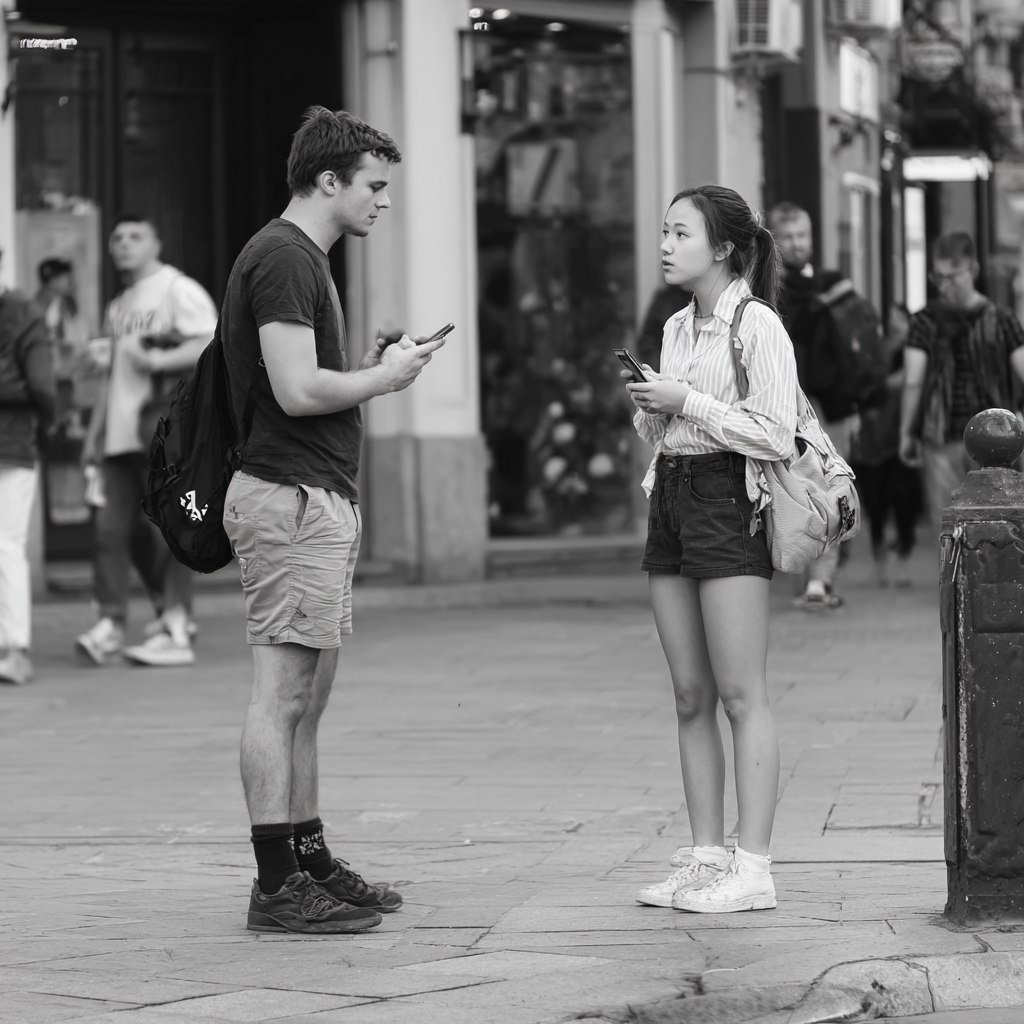 Молодые люди знакомятся на улице