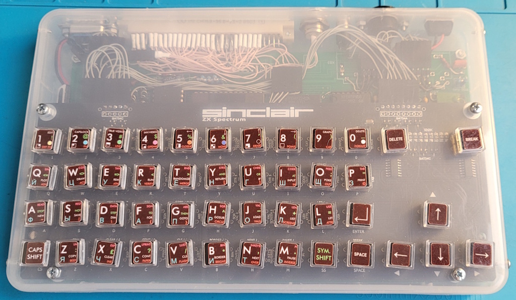 Ленинград-2 и клавиатура впихнулись в коробочку 230 х 145 х 20 мм