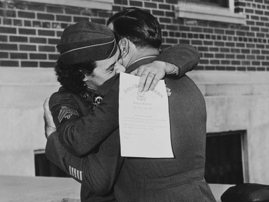Девушка целует своего мужа после его увольнения 1 января 1945 года