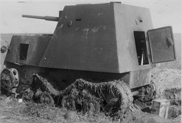 Конструкция ХТЗ-16 была весьма простой. Фактически, конструкторы попросту обшили бронёй сельхозмашину, вооружив её тем, что было под рукой. Фотография в свободном доступе.