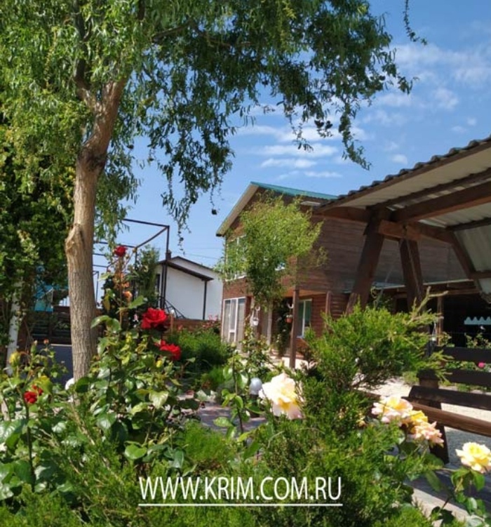 Береговое, Крым. Наташа с семьёй ездили в то лето туда, им очень понравилось. Вот в таком доме жить будем 