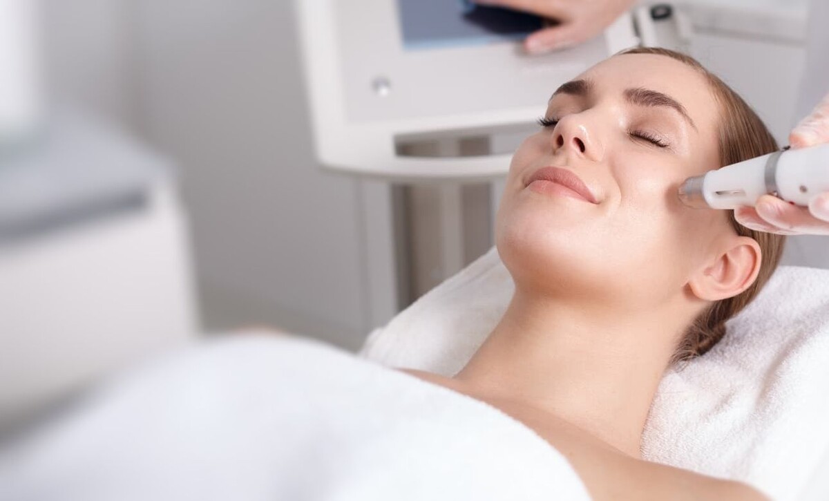 После процедуры кожа выглядит сияющей и отдохнувшей — как после отпуска.