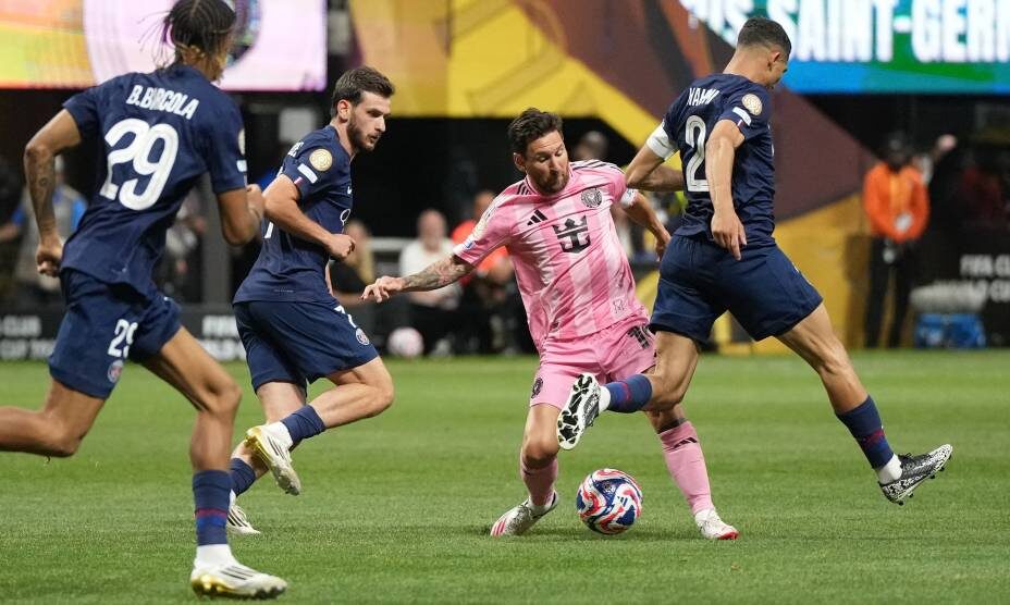    Месси попал в тиски обороны «ПСЖ». Фото: Reuters