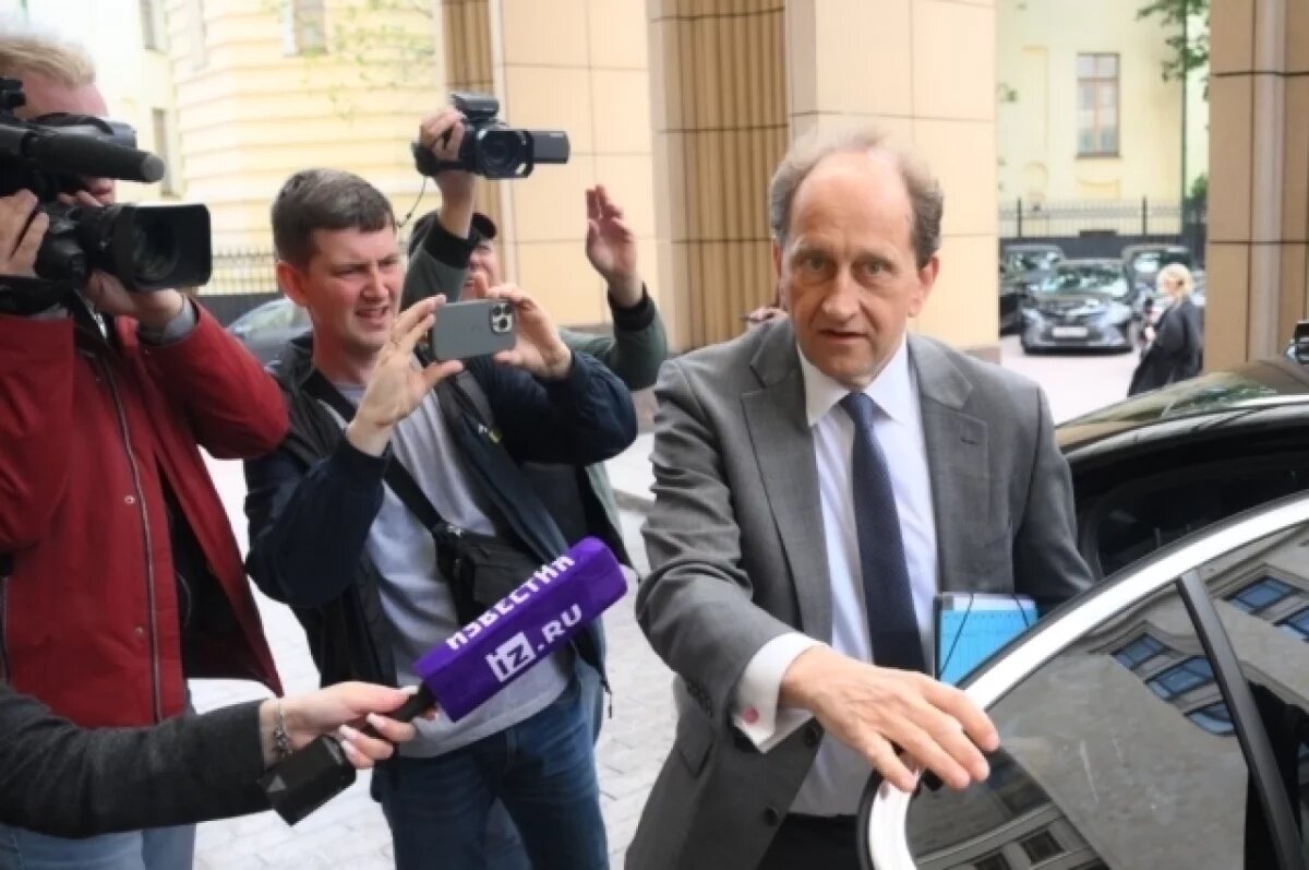    Боуз: посол ФРГ Ламбсдорф опозорился в Москве из-за незнания русского языка