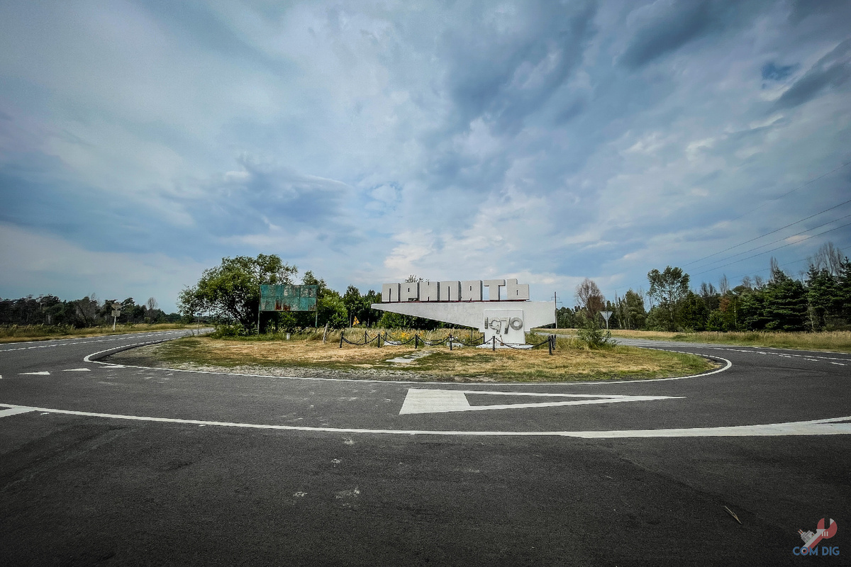 Стелла "Припять", за ней ухаживают, а в 2020 году отремонтировали дороги и установили новые дорожные знаки. Фото автора. 