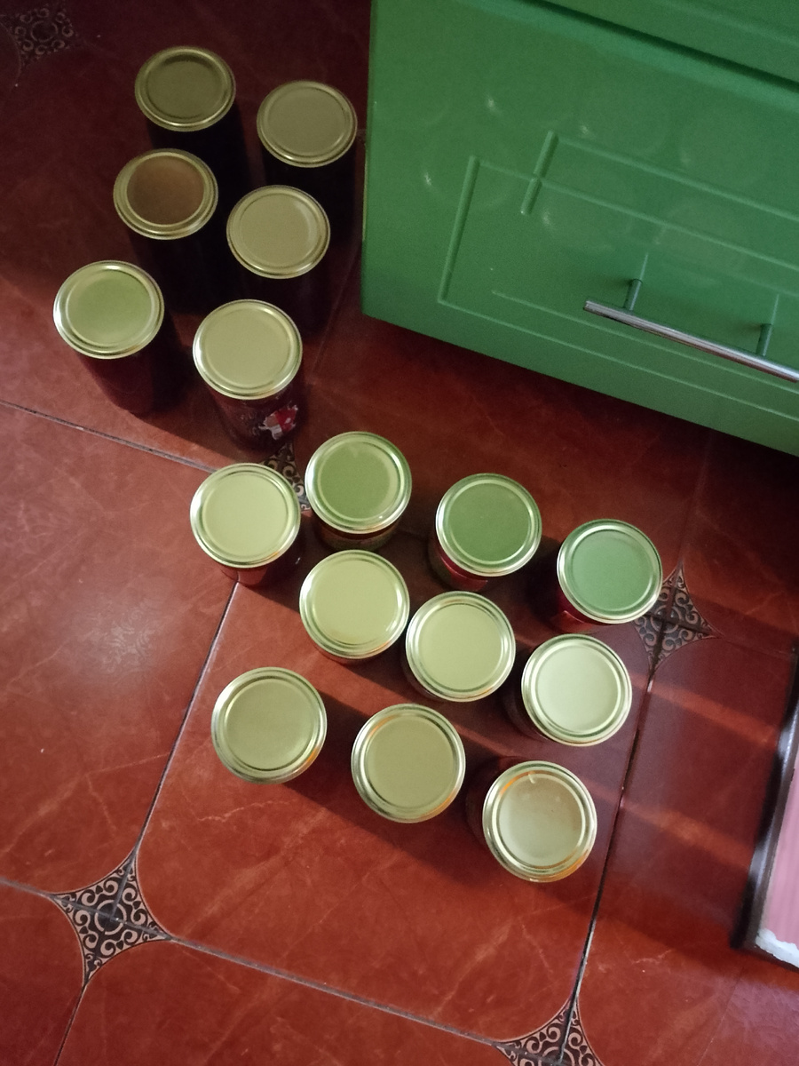 Банки с клубничным  джемом.