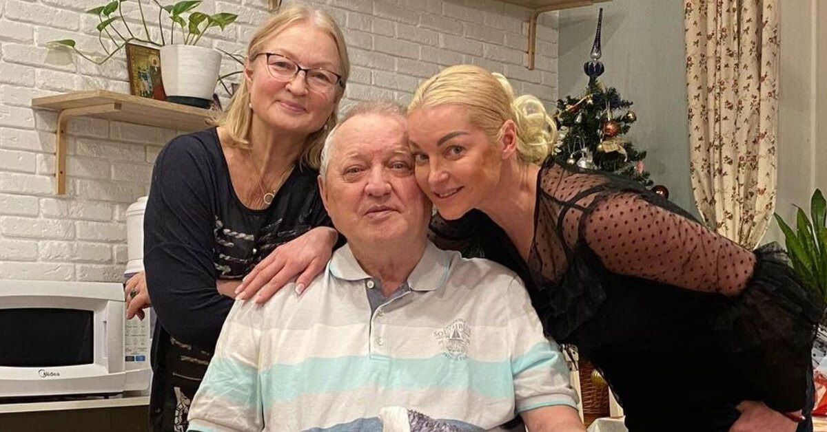 Анастасия Волочкова с родителями. Фото: МК