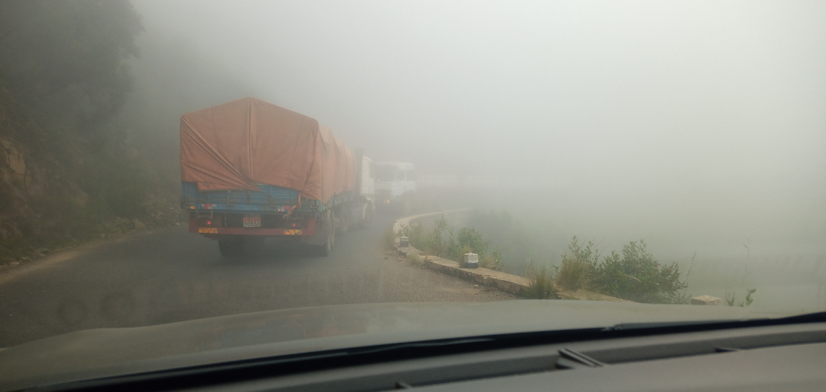 Прибавьте к этому ещё грязевые сели, камнепады и облака, которые перекрывают дорогу и поймёте, что это такое.