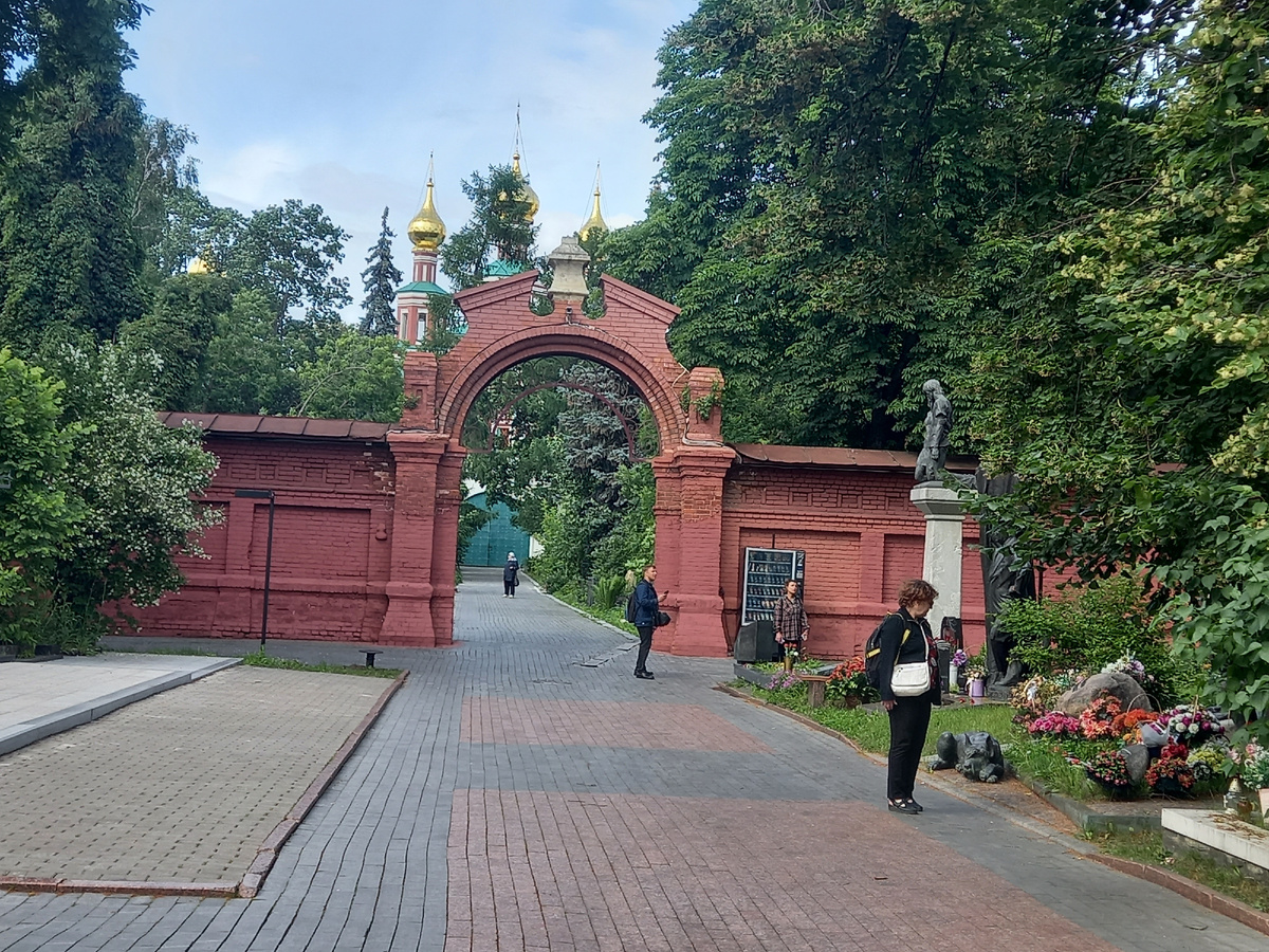 Проход в старую часть кладбища