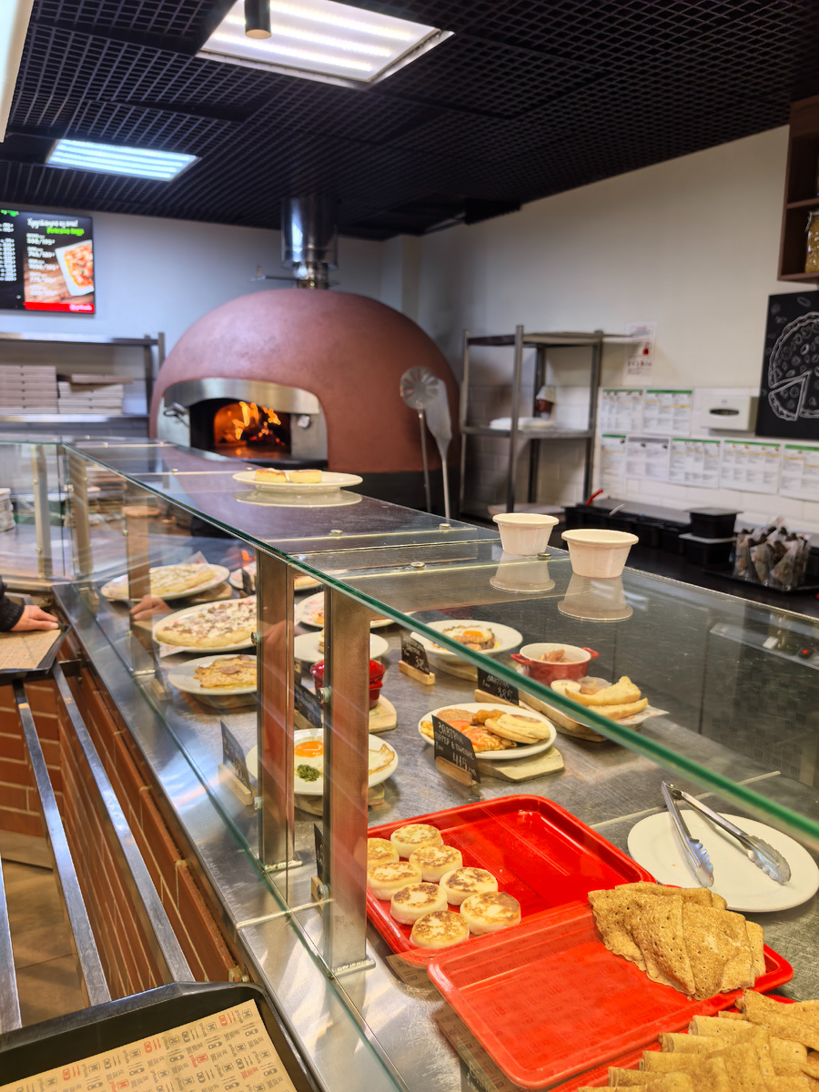 Придорожное кафе на платной трассе.