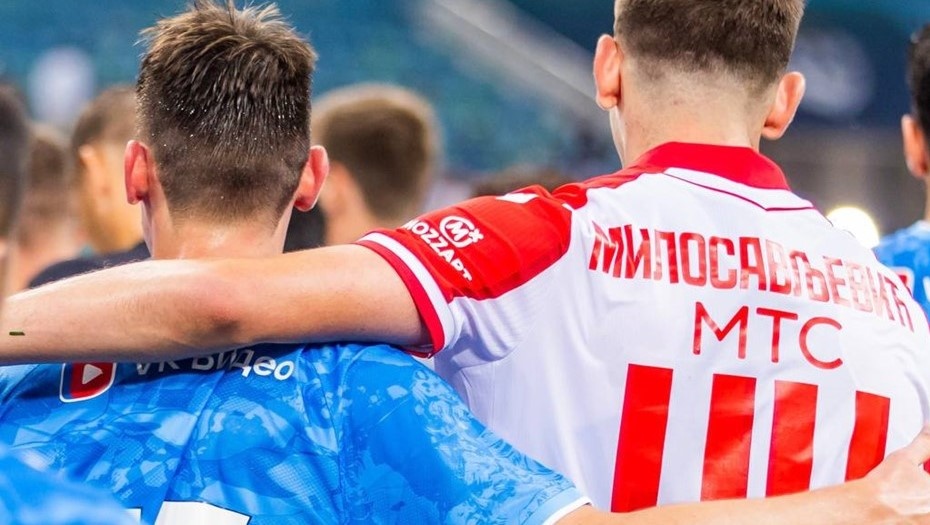    Игроки ФК "Зенит" и ФК "Црвена звезда" на поле. Автор фото: t.me/fczenit