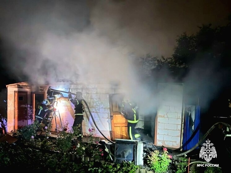     Баня загорелась в Старом Осколе, фото: t.me/mchs31