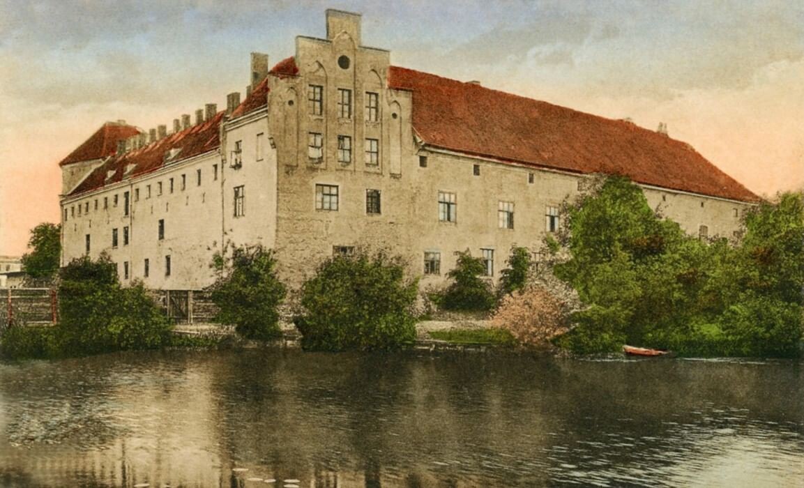 так замок выглядел давным-давно.