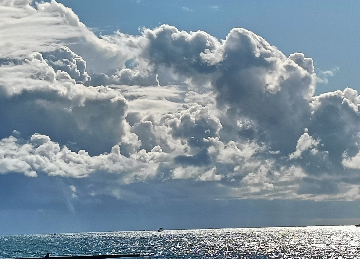 Если присмотреться, то слева можно увидеть формирующийся смерч