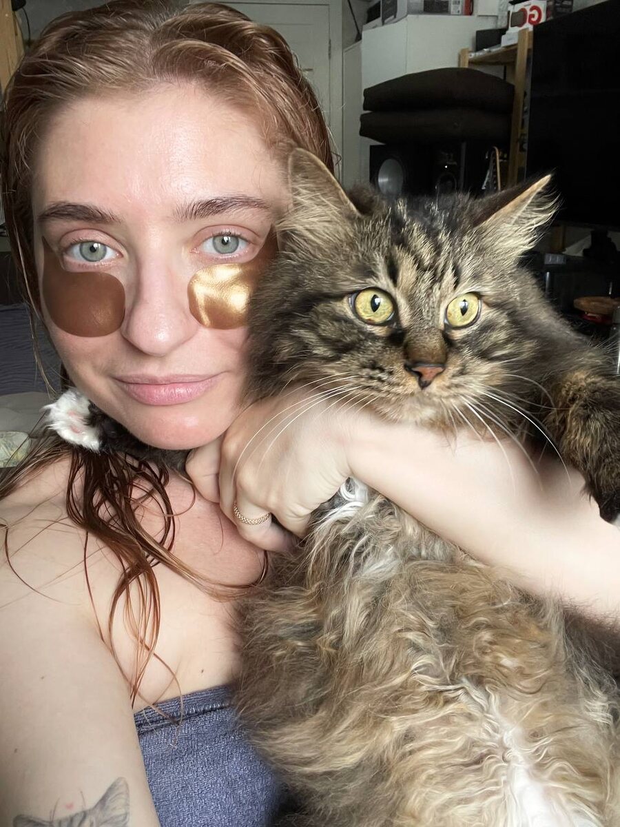 Мы с Шиконей и патчами. И с чьими-то ушами на руке.))