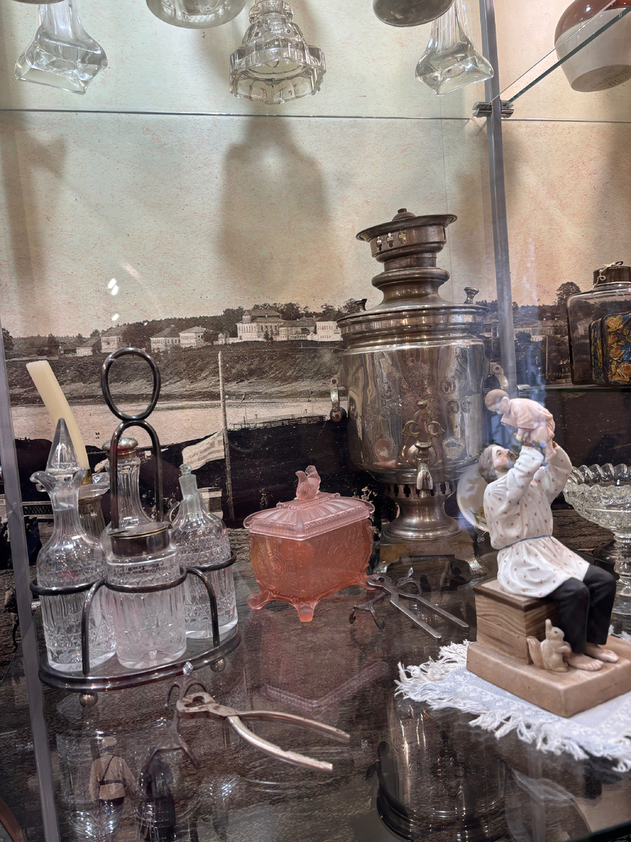 Фото автора. В детстве я много слышала о том, что все эти статуэтки и салфеточки - ужасное мещанство. Но чем старше становлюсь, тем больше все это люблю. До меня такие вещи - дополнительная крепкая ниточка, обеспечивающая связь поколений 