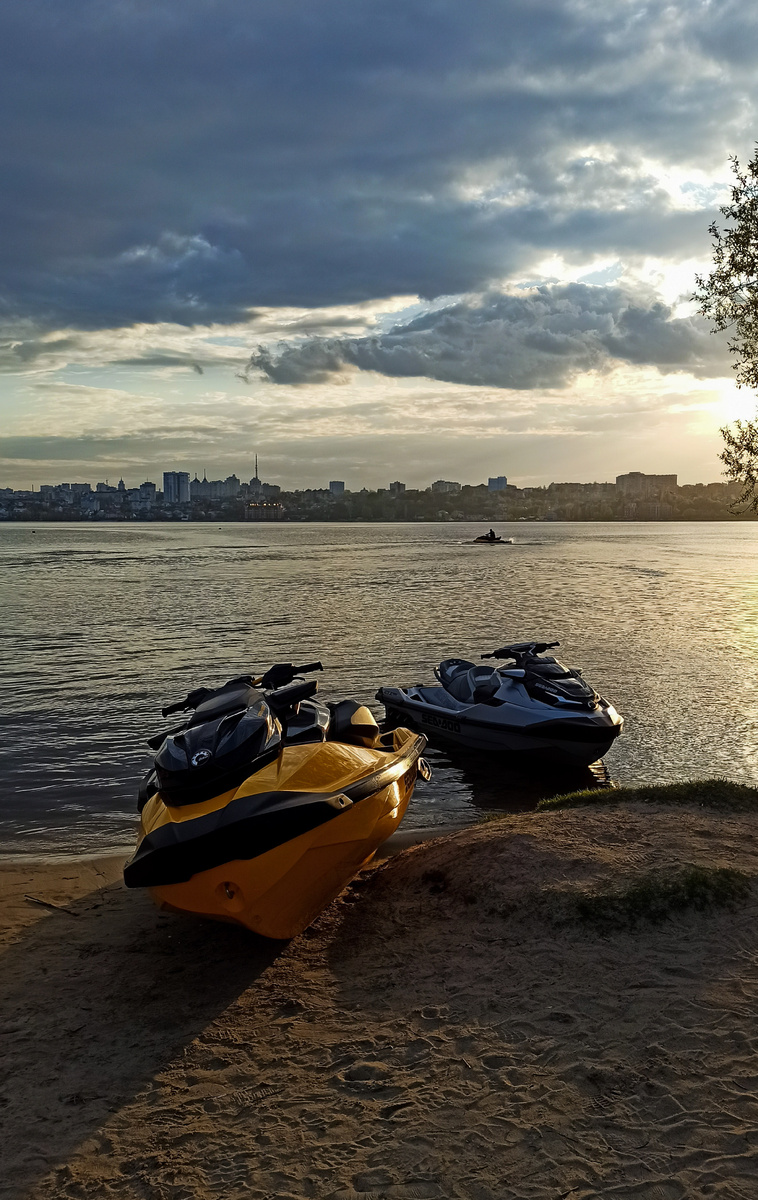 Воронежское море и вид на Правый берег. Пляж в парке «Дельфин». Фото из архива автора. 