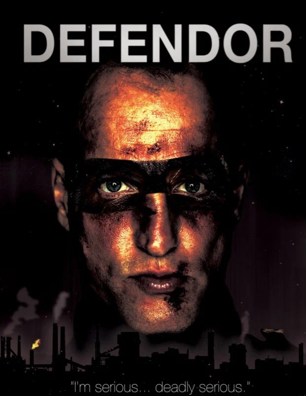 Один из постеров трагикомедии “Защитнег” / “Defendor” (2009 г.). Данный фильм тоже следует двум вышеизложенным выводам⤴️, но делает это жёстче. Дескать, у взрослого человека, что в костюме супергероя пытается бороться с преступностью, обязаны быть проблемы с головой (притом отнюдь не привлекательные; так что не надо романтизировать эту тему!); к тому же – здесь наглядно показано, чем чревато пренебрежение огнестрелом в наше-то время.