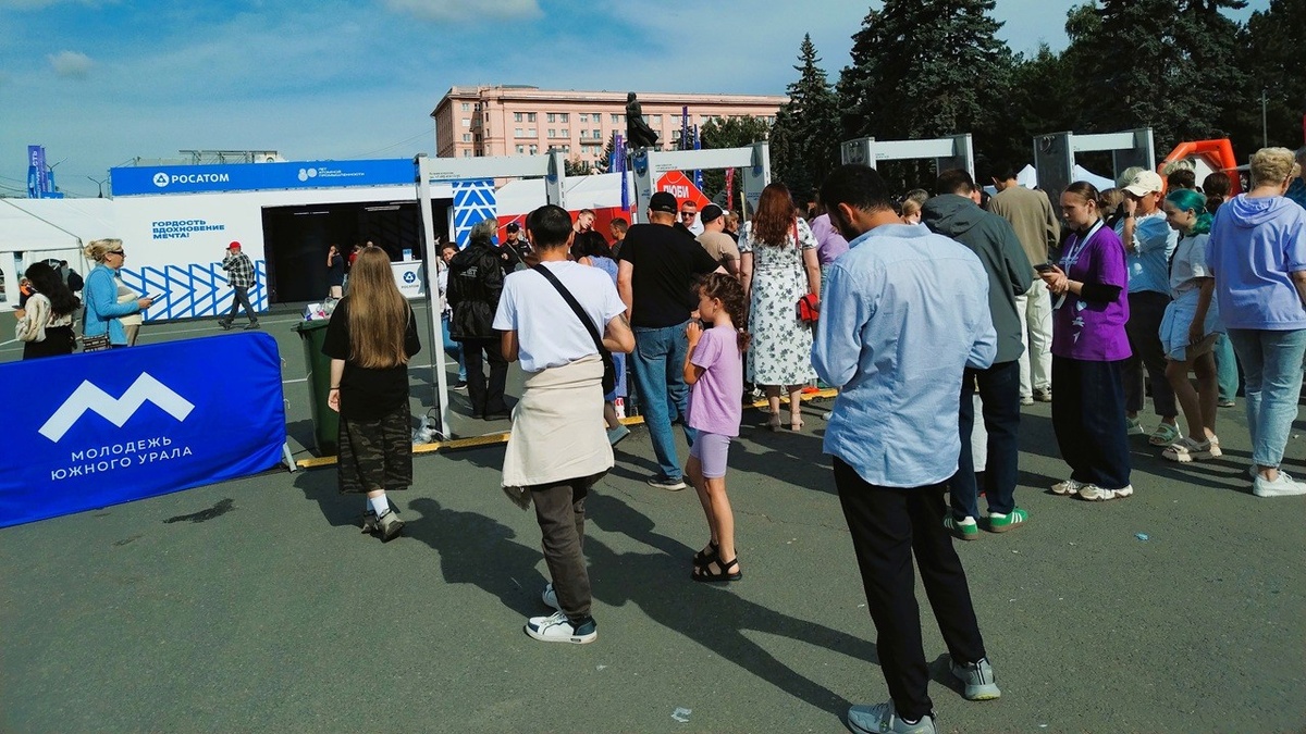 День молодежи в Челябинске. Контроль на входе. (Фото автора) 