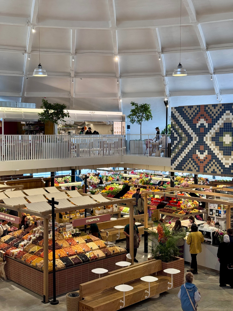 На первом этаже прилавки с товаром, на втором - различные кафе и уютные большие столы