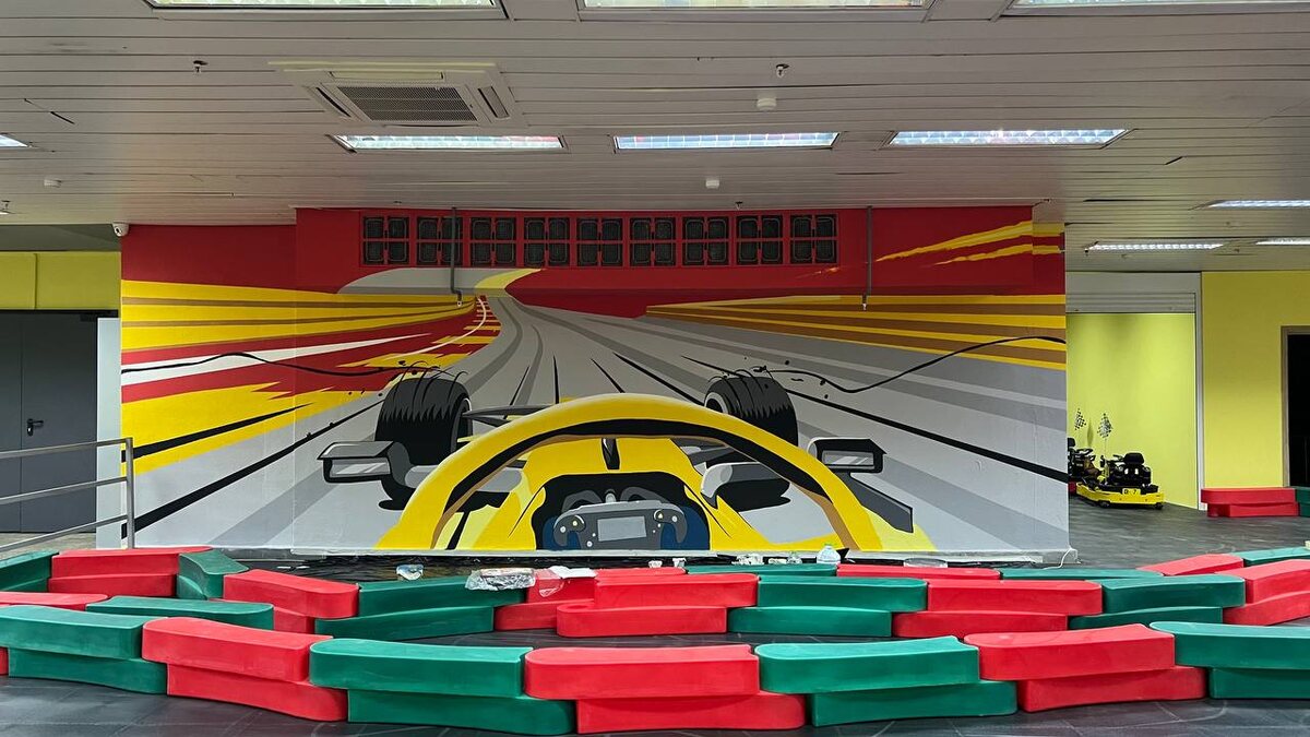 Уходящие вдаль горизонтальные полосы расширяют пространство