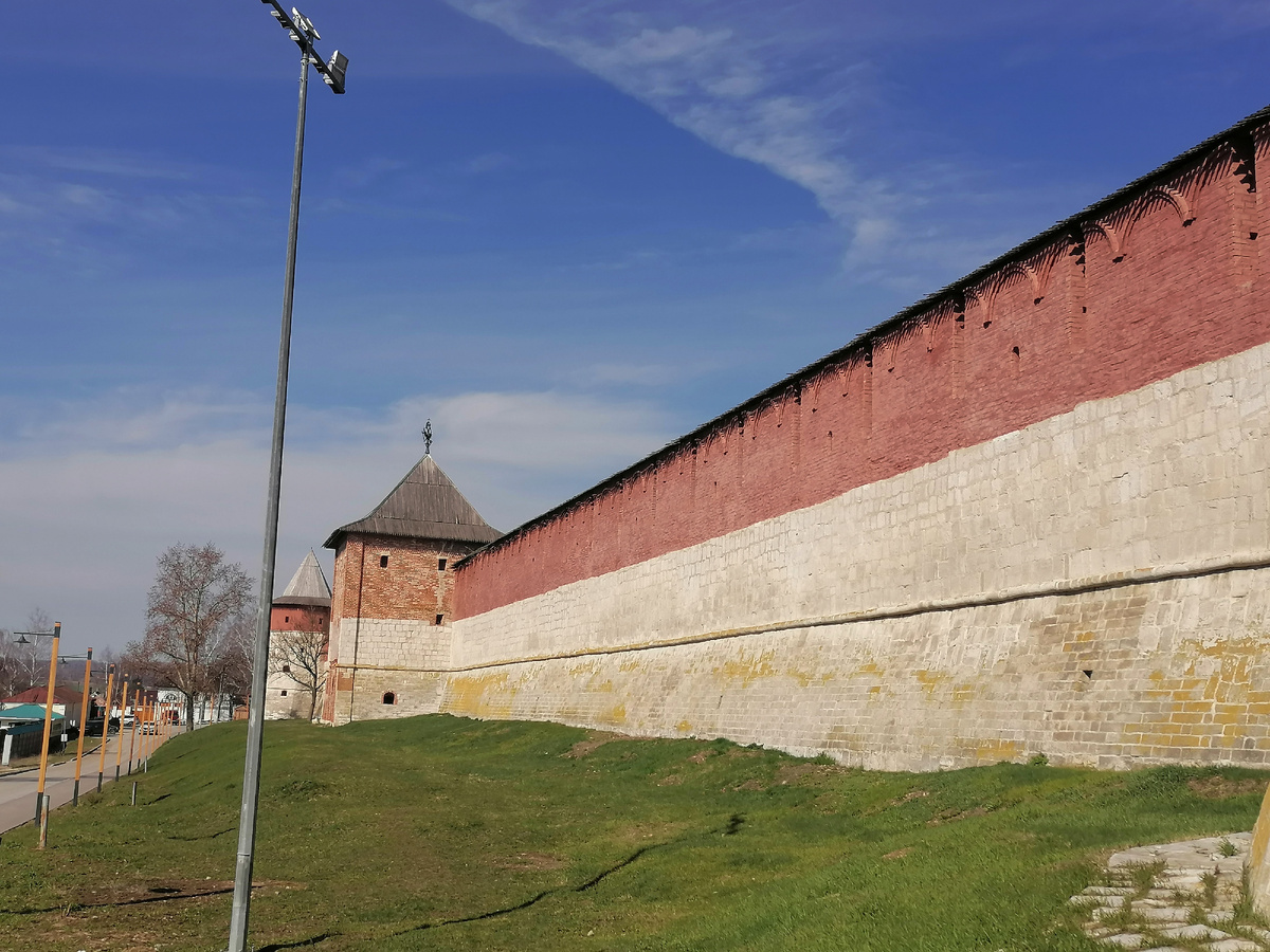 Стена Зарайского кремля. 15 апреля 2025 года.