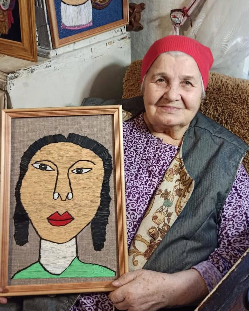 Вышивка под названием «Портрет моей младшей дочери, которая знает много секретов, но никогда мне о них не рассказывает». Фотография: @girlfrom1938